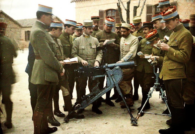 Французские офицеры изучают пулеметы Максим и Гочкис в Северной Африке.