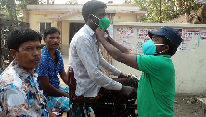 Administration warns against Corona in Bakshiganj, distributing masks বকশীগঞ্জে করোনা নিয়ে প্রশাসনের সতর্কতা, মাস্ক বিতরণ