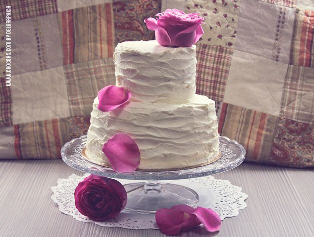 Tarta nupcial blanca con flores frescas