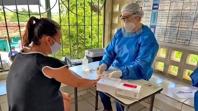 Profissional da saúde realizando teste rápido em Bom Jardim