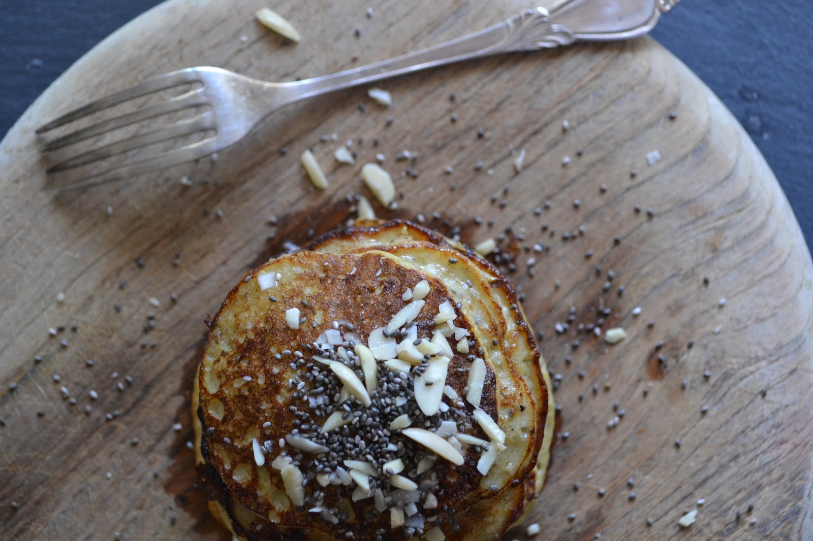 Bananen Pancakes mit Honig und Mandeln, OHNE Mehl - The Recipe Suitcase