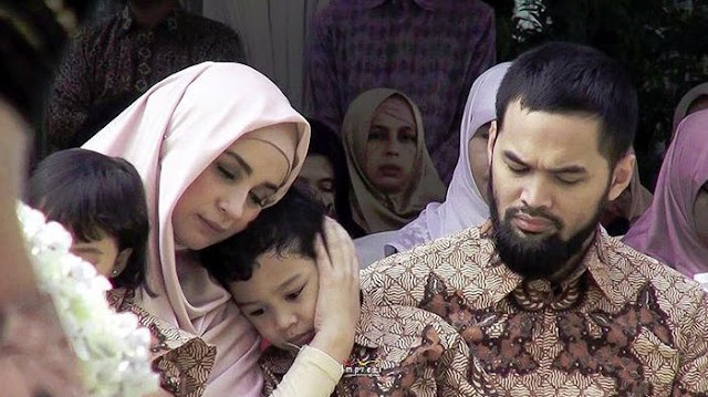 Berita Akhir Zaman! Demi Melampiaskan Hasratnya Wanita Cantik ini Nyamar Jadi Pria Berita Akhir Zaman! Demi Melampiaskan Hasratnya Wanita Cantik ini Nyamar Jadi Pria