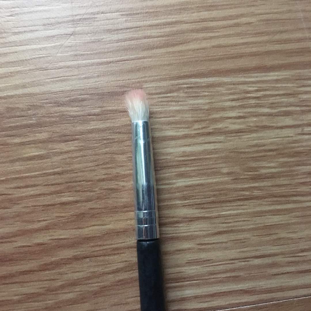 brush concealer kening