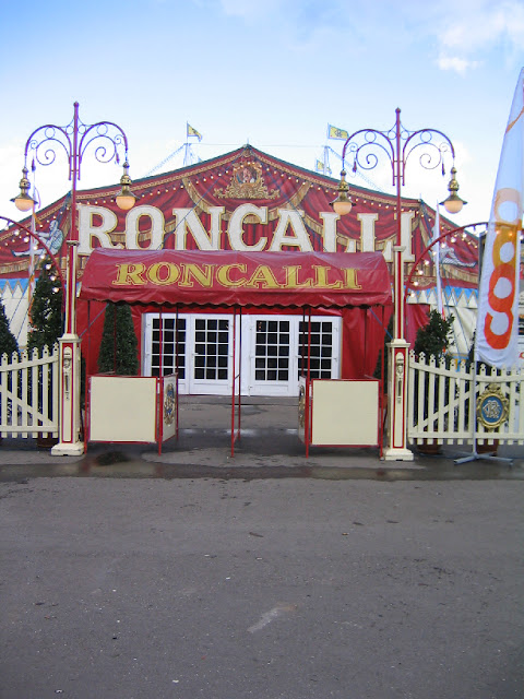 Façade et fronton du Cirque Roncalli 2006