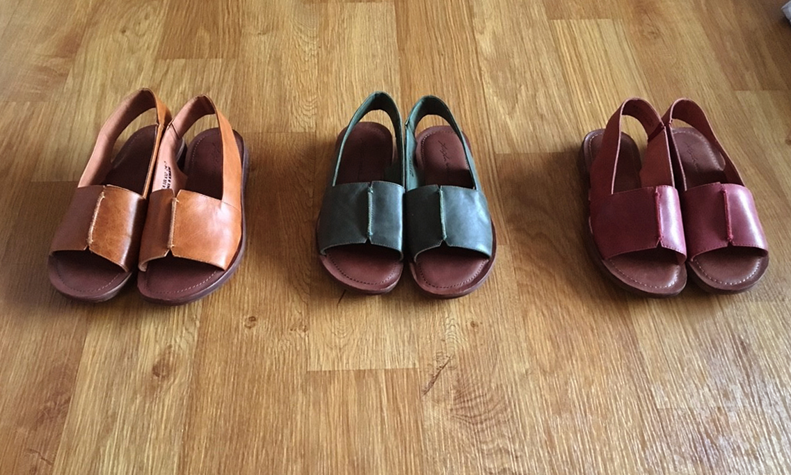 小節休息,手工寬版真皮涼鞋