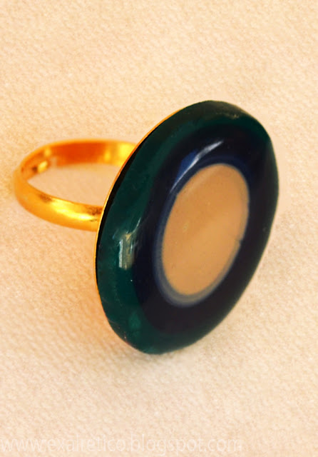 Δαχτυλίδι με υγρό γυαλί, πολυμερικό πηλό (fimo) σε πράσινη απόχρωση και μεταλλική βάση σε χρυσό χρώμα!