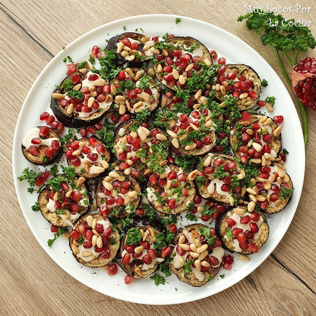 Berenjenas al Horno con Salsa de Tahini, Granada y Piñones