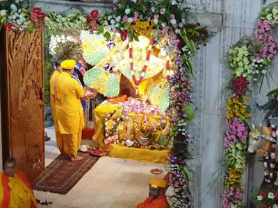 श्रीकृष्ण जन्मस्थान पर 1008 कमल के फूलों से पुष्पार्चन शुरू हुआ श्रीकृष्ण जन्मस्थान पर 1008 कमल के फूलों से पुष्पार्चन शुरू हुआ