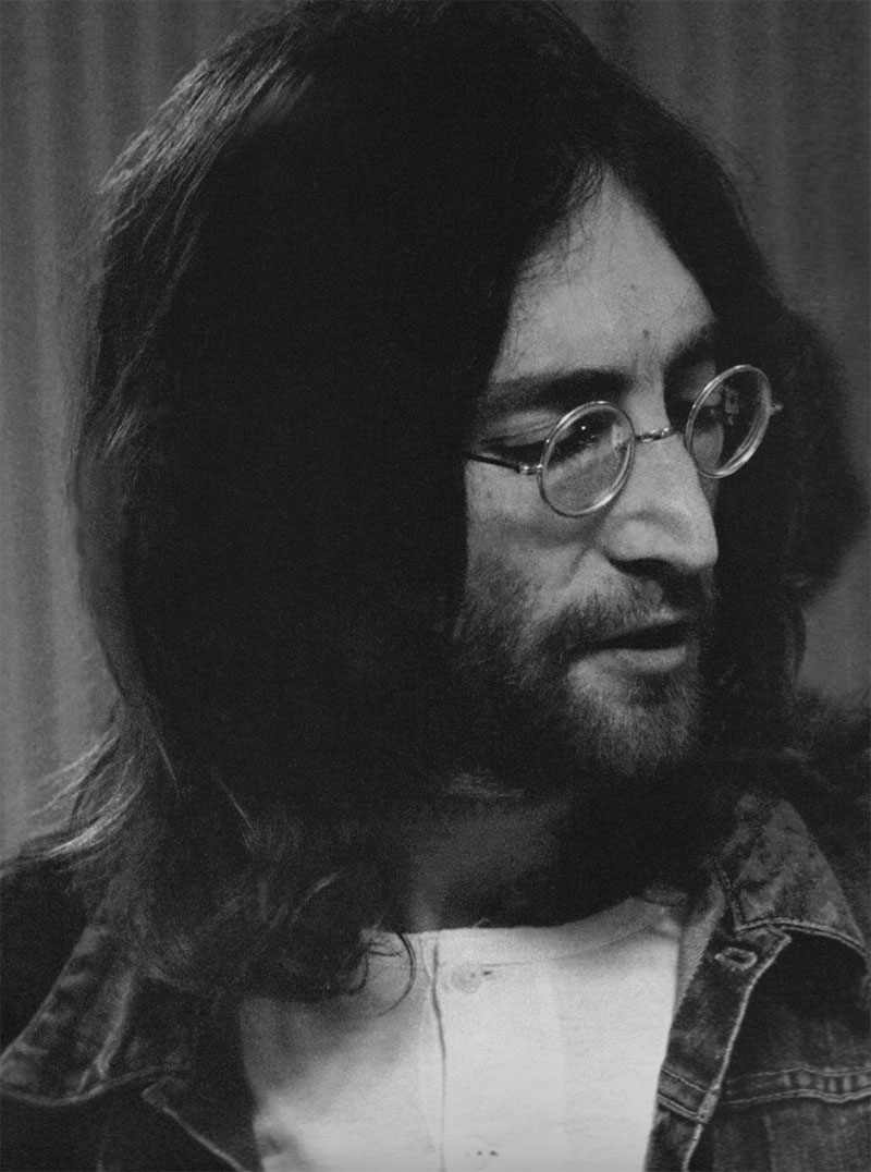 John Lennon en 1967 dando el perfil derecho