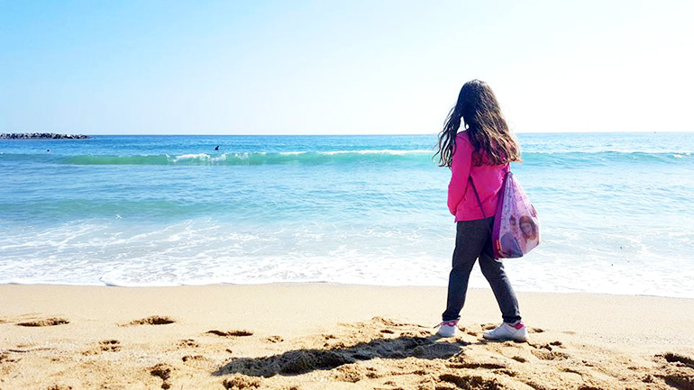 la niña en la playa