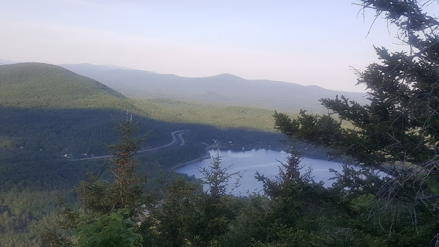 Point de vue à partir du sentier du ruisseau Deschênes vers le sommet du mont Orford