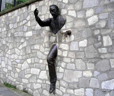 تمثال رجل يعبر الحائط في باريس