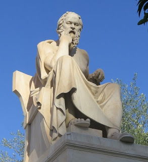 imagem de uma estatua de Sócrates representando a aristocracia da antiguidade
