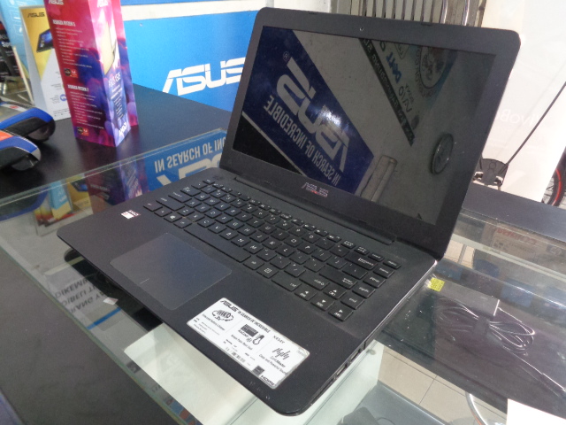 E1 7010 with radeon r2 graphics