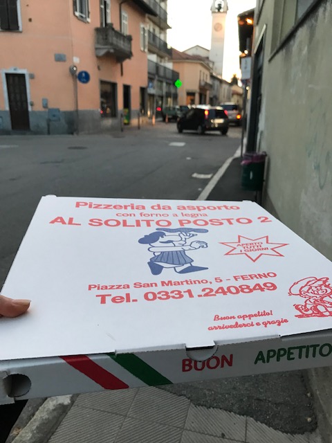イタリアのフェルノのピザ屋さんから美味しそうなピザをテイクアウト