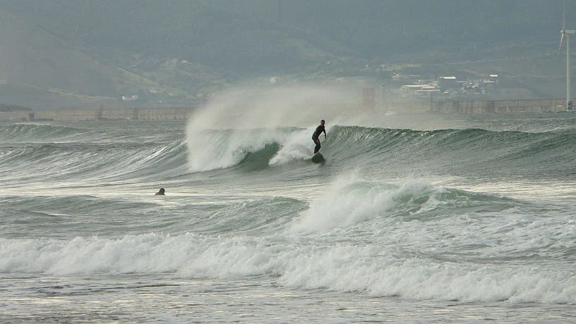 Surf en El Pasillo y el Peñón, playa de Atxabiribil, Sopelana