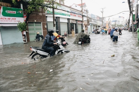 Mấy anh đòi thu phí chống ngập có thấy không, chỉ 15 phút mưa đã làm giao thông tê liệt?