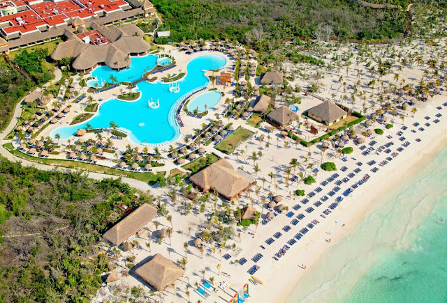 The Grand Palladium Kantenah Resort & Spa is located in one of the most touristic areas in the Mexican Caribbean: the Mayan Riviera. Its paradisiacal setting is embraced by lush gardens with regional tropical vegetation along an 800m private beach of fine white sands bathed by the turquoise waters of the Caribbean.