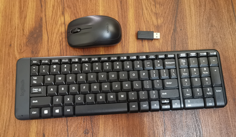 The 8th Voyager: Logitech MK220 wireless keyboard and mouse combo - work  well with Raspberry Pi Zero W