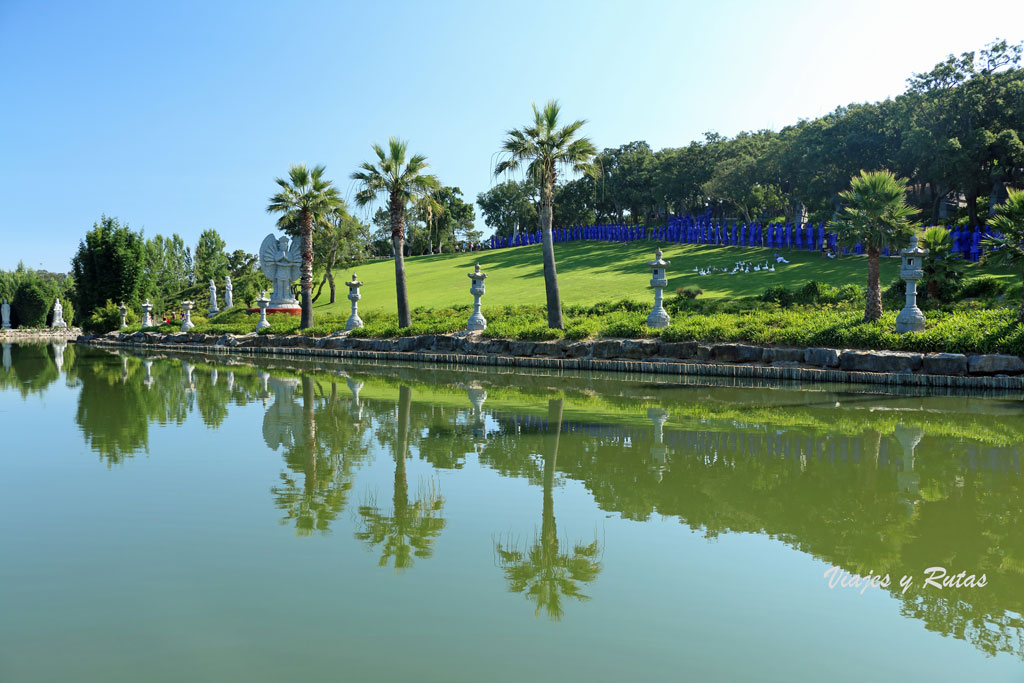 Lago japonés del Jardín Buddha Eden