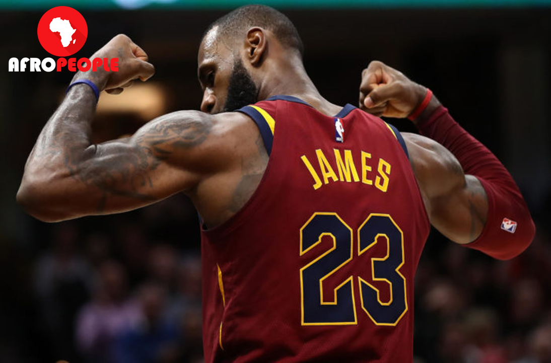 LE BASKETTEUR AFROAMÉRICAIN LEBRON JAMES RENTRE DANS L'HISTOIRE DE LA