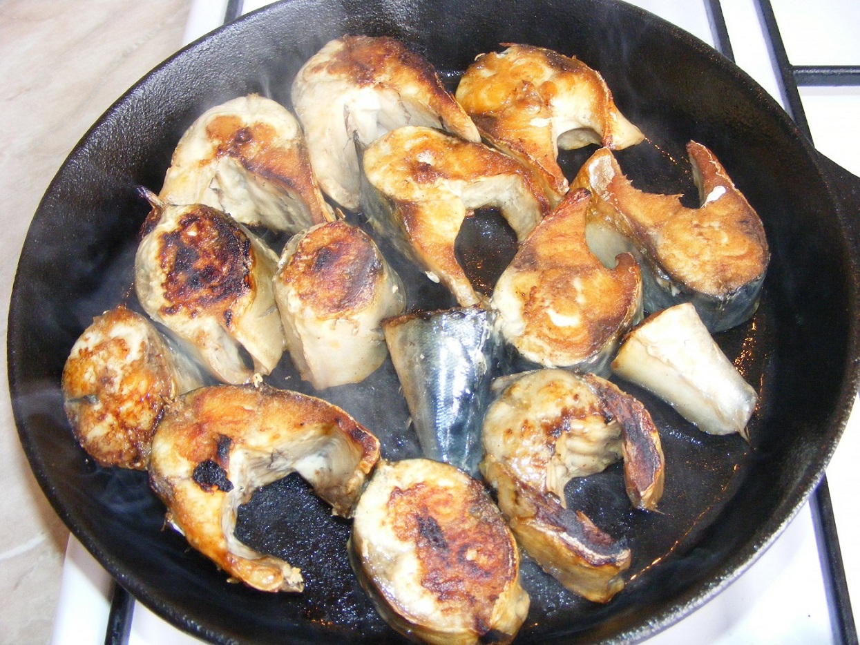 Скумбрия жареная на сковороде