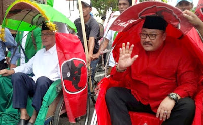 Diarak Ribuan Pendukung, Salwa-Irwan Naik Becak Daftar ke KPU 