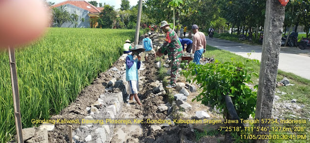 Babinsa Plosorejo Bersama Warga Bangun Talud Jalan