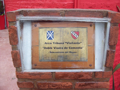 GRAN CAMPEÓN") Uno de los arcos de la "Doble Visera" (el visitante) se  muestra en Santo Domingo.