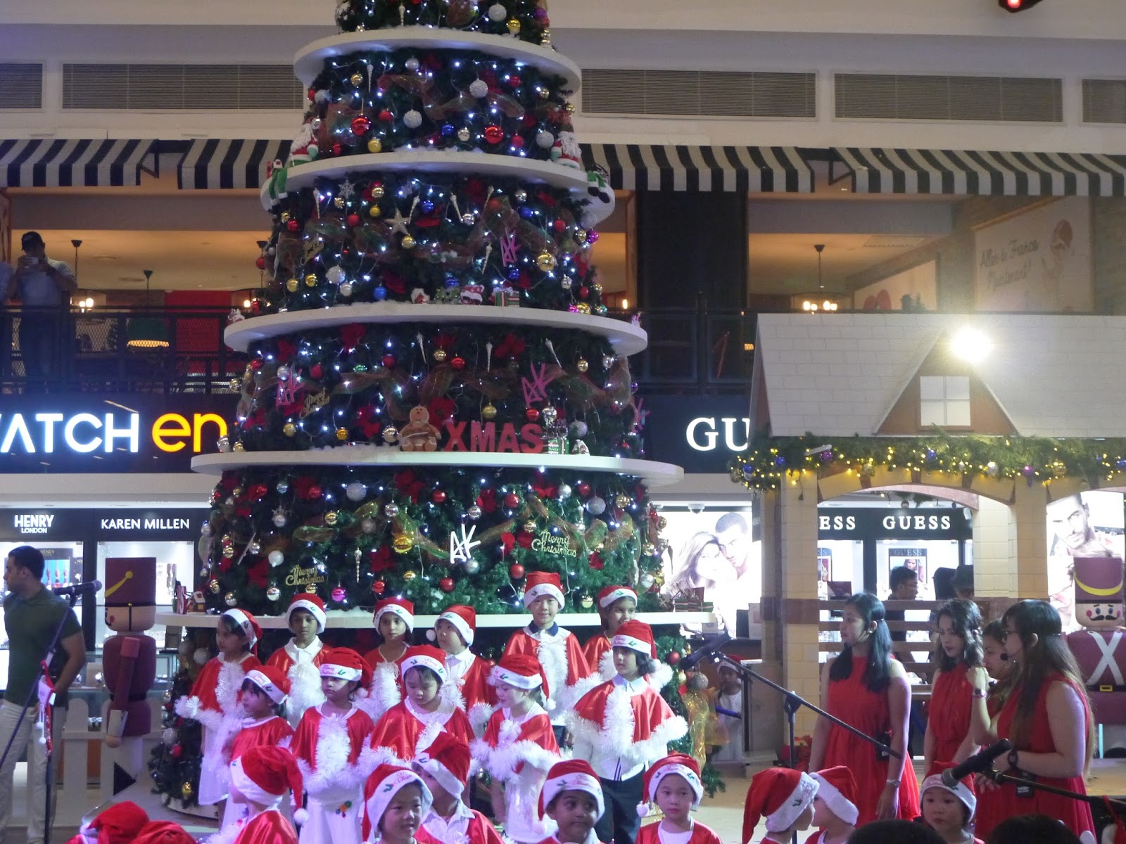 EVERGREEN LOVE: Avenue K Shopping Mall Media Preview Of An Enchanting