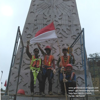 Salam Merah Putih dari tim pemasang panel GRC Cladding PLBN Entikong - PT WIKA (persero)