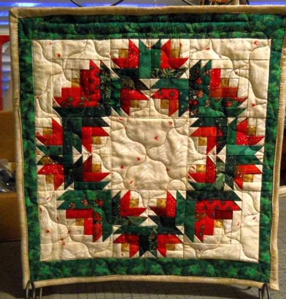 Scrapbox Quilts: Mini Christmas Rose Wreath