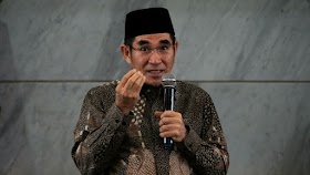 TNI Turunkan Baliho HRS, Eks Ketua MK: Negara seperti Sudah Sangat Genting