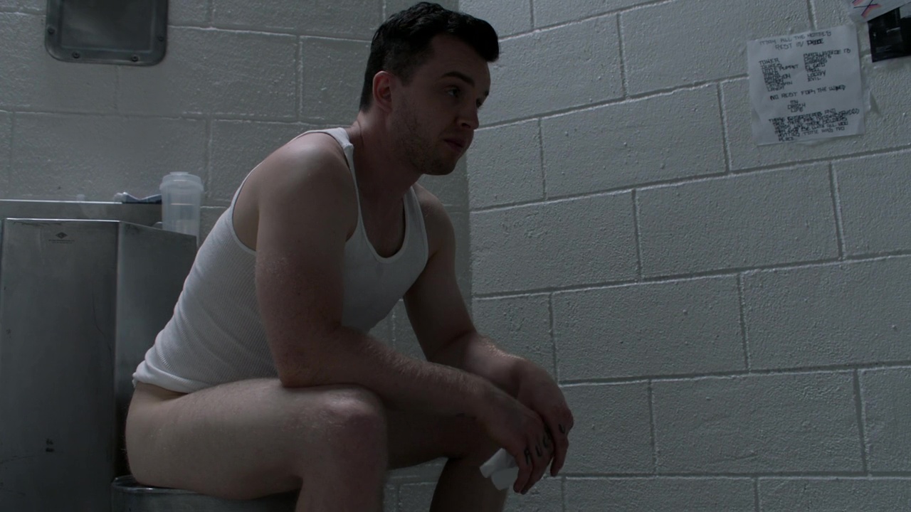 Noel Fisher nude in Shameless 10-03 "Which America? 