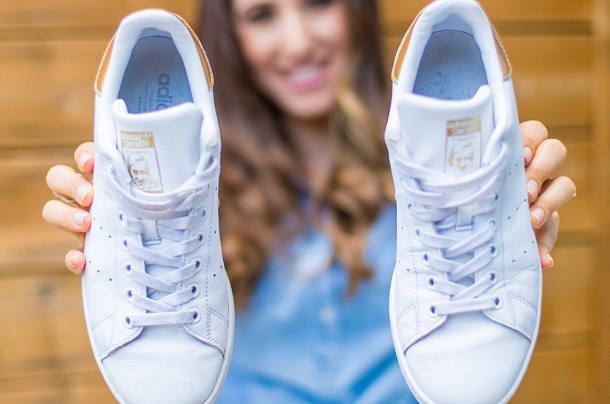 كأنك اشتريته البارحة.. طريقة سحرية لتنظيف الحذاء الأبيض