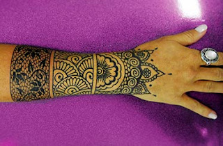 Tattoo feminina de renda no braço