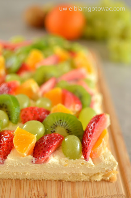 Biszkopt z kremem i owocami