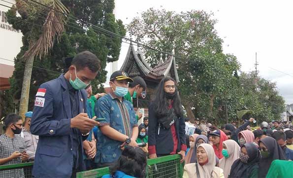 Aliansi Mahasiswa Paliko Demo Tolak Omnibus Law UU Cipta Kerja di DPRD Kota Payakumbuh