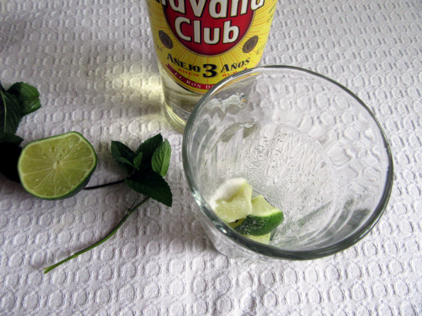 Kubanski mojito 1 korak pripreme Cuban mojito by Laka kuharica: add the sugar and muddle