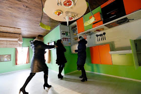 منزل مقلوب يدع زواره يسيرون على سقفه!