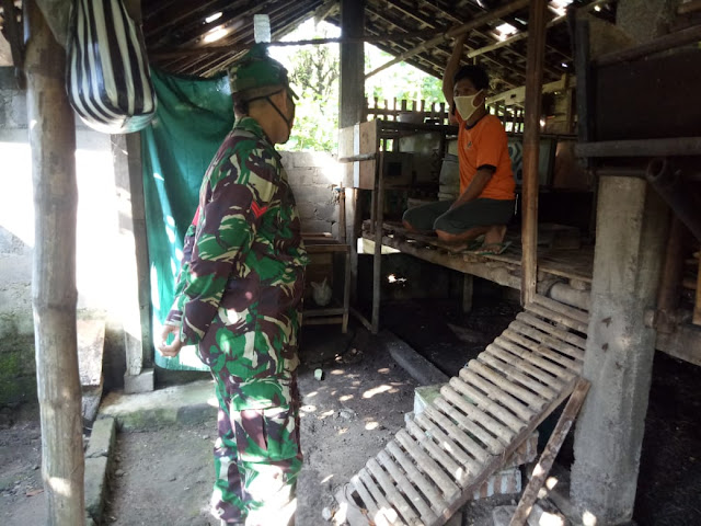 Babinsa Desa Karangtalun  Tetap Jalin Komsos Dengan Warga Ditengah Pandemi