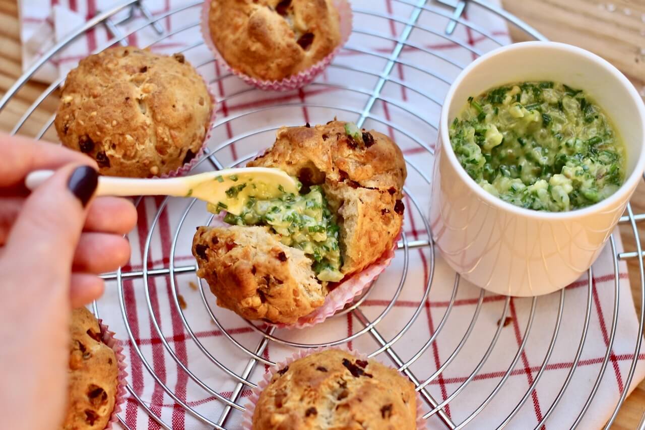 HOME OF HAPPY: BIERBRÖTCHEN MIT ZWIEBEL-KNOBLAUCH-BUTTER