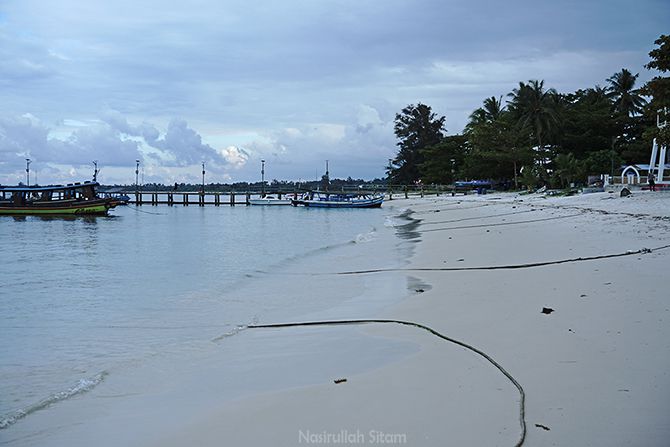 Hamparan pasir putih di Pantai Tanjung Kelayang