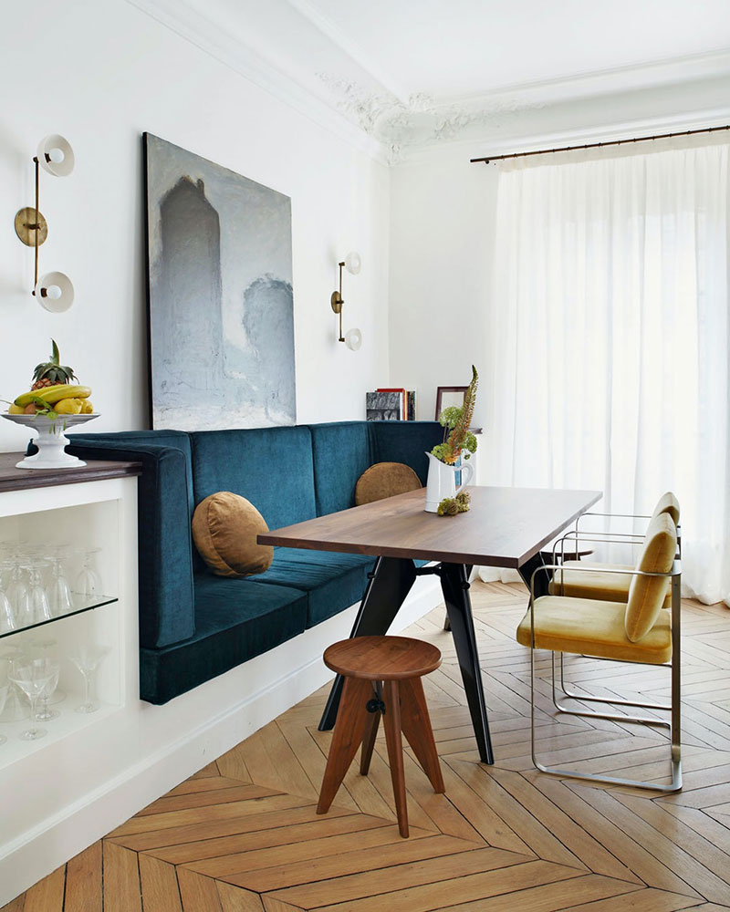A refined apartment in a 19th century house in Paris
