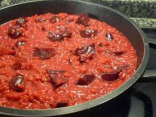 Cocinando el risotto de remolacha y tomillo.