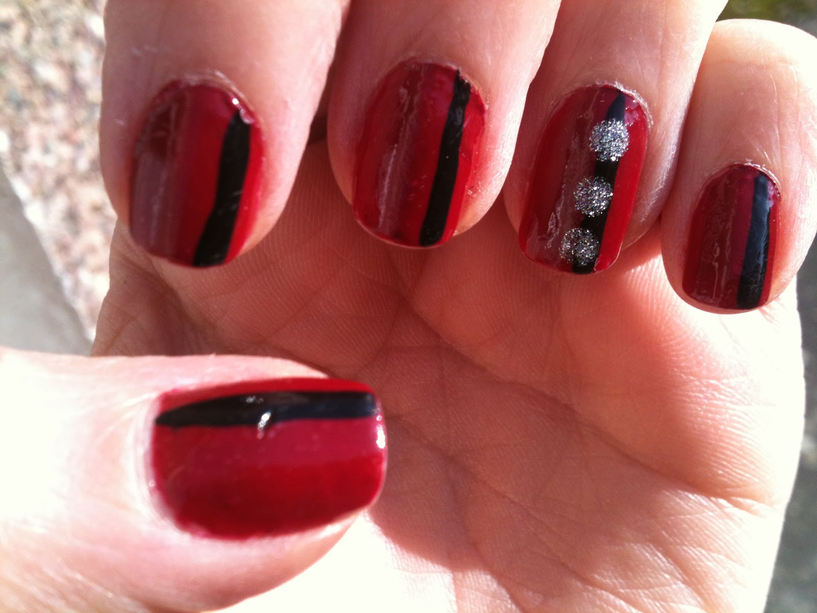 Beauté Blog By Misskikaw: Manucure #43 : En rouge et noir...
