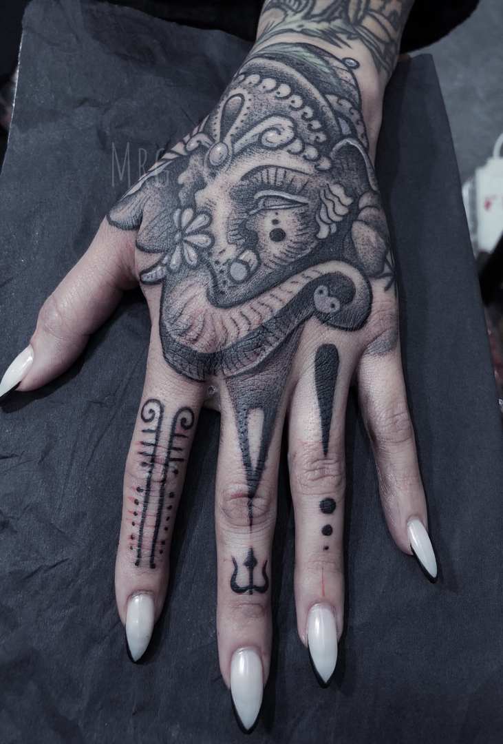 Imagen de un tatuaje de elefante en la mano