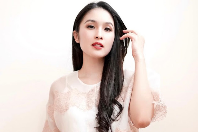 kesaksian sandra dewi tolak pindah agama