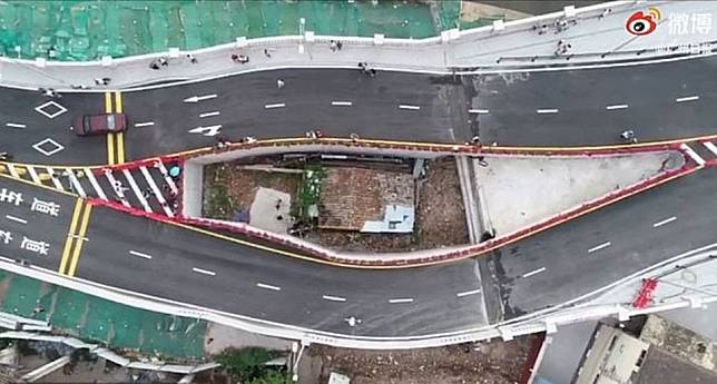 Viral! Rumah Ini Terhimpit Jalan Raya Besar, dan Sendirian Tanpa Tetangga Viral! Rumah Ini Terhimpit Jalan Raya Besar, dan Sendirian Tanpa Tetangga, naviri.org, Naviri Magazine, naviri majalah, naviri