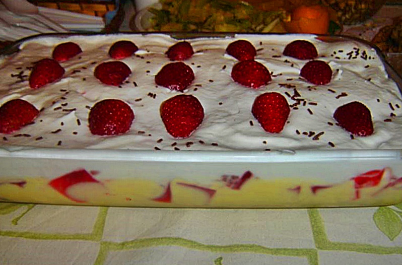 Receitas de Portugal Morangos, leite condensado, natas, torta e